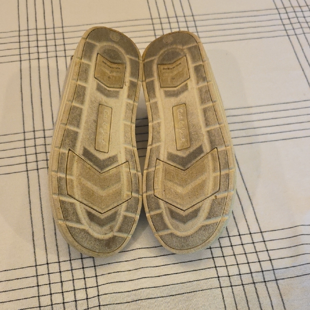 Cat & Jack Kids' Cream Slip-On Dress Shoes - Picture 7 of 7